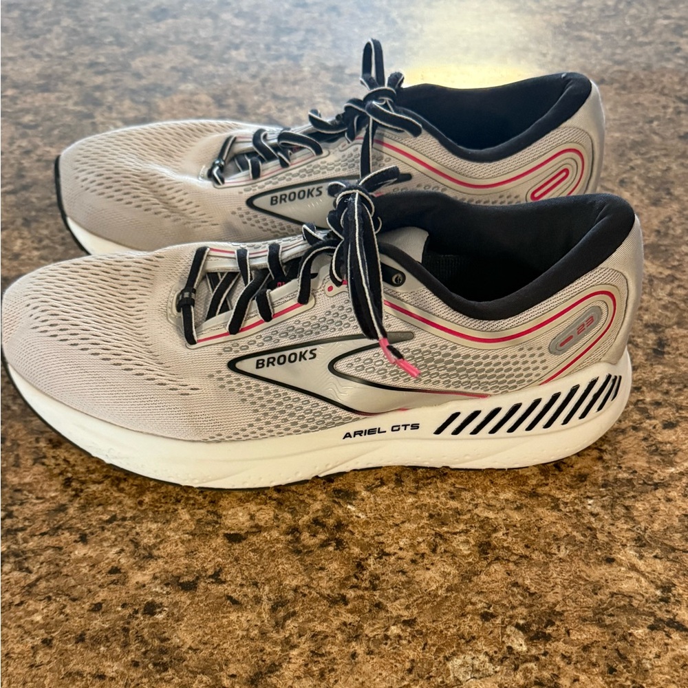 Brooks Ariel GTS 23 Womens 8 D Wide Running Shoes Sneakers Gray Black Pink